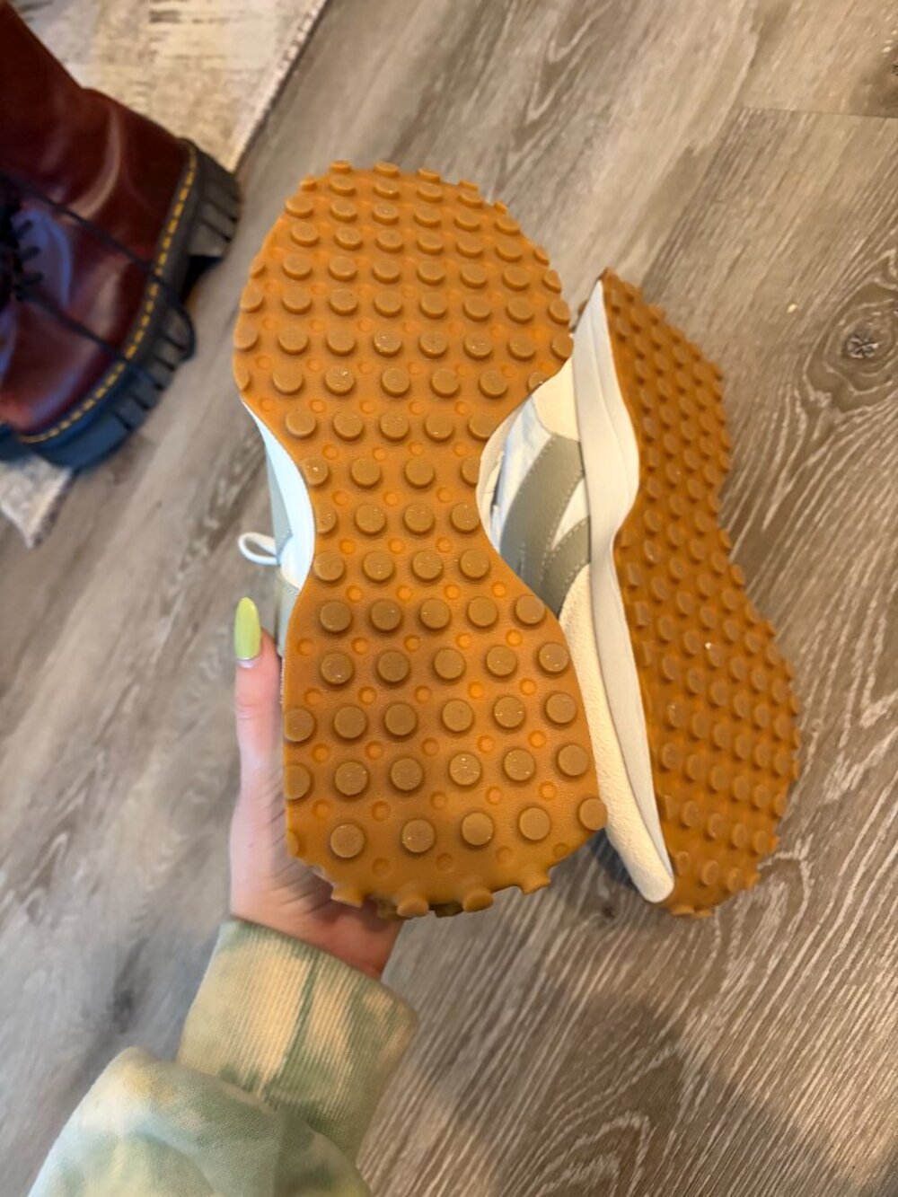 New Balance 327 Cream White Sneakers Size 9 Women NWOT Suede Neutral Aesthetic - Picture 7 of 9